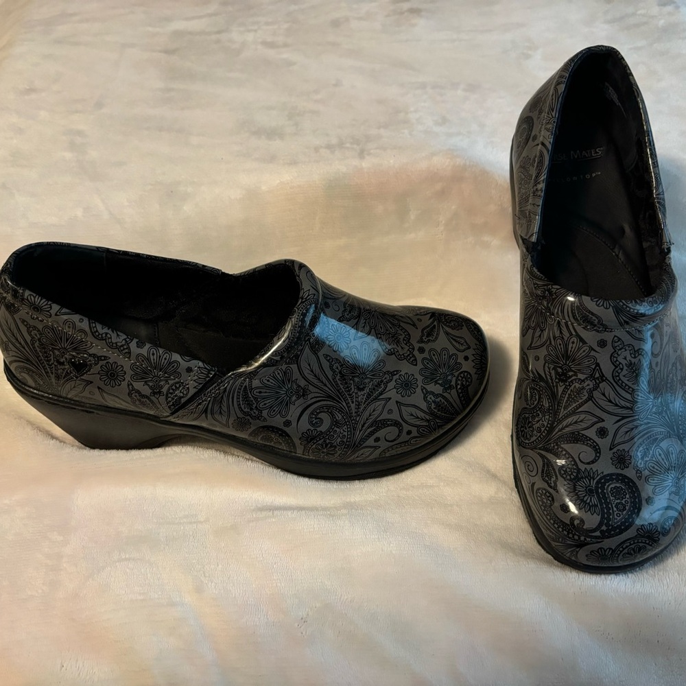 Nurse Mate Shoes Size 11 Wide Black and Grey Patent Leather